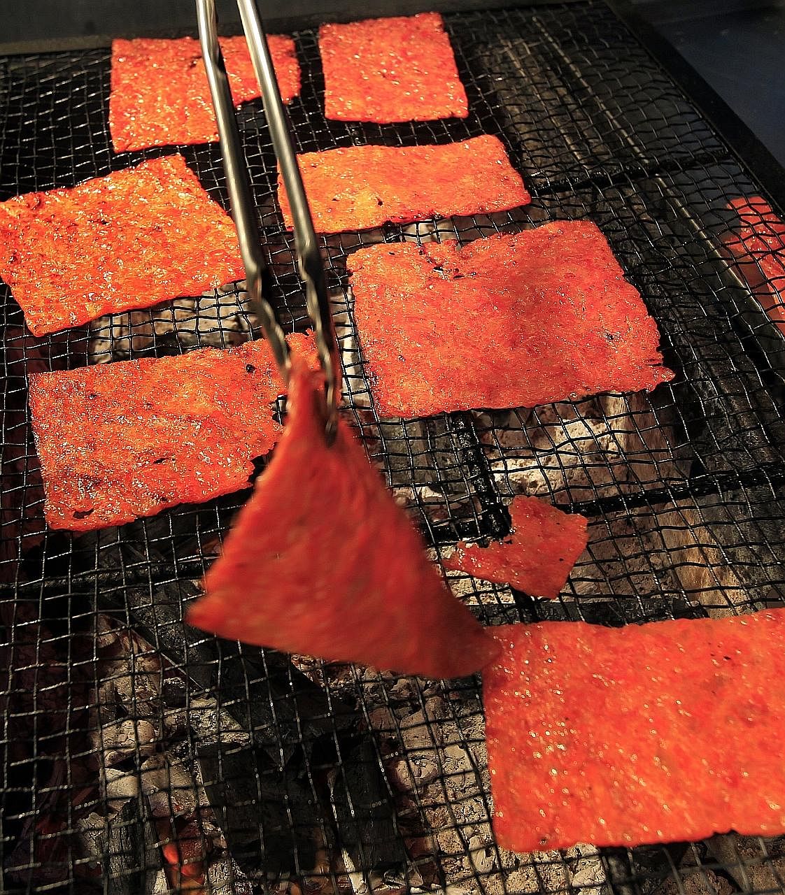 Bak kwa is called “long yoke” in Cantonese, which means to have good fortune.
