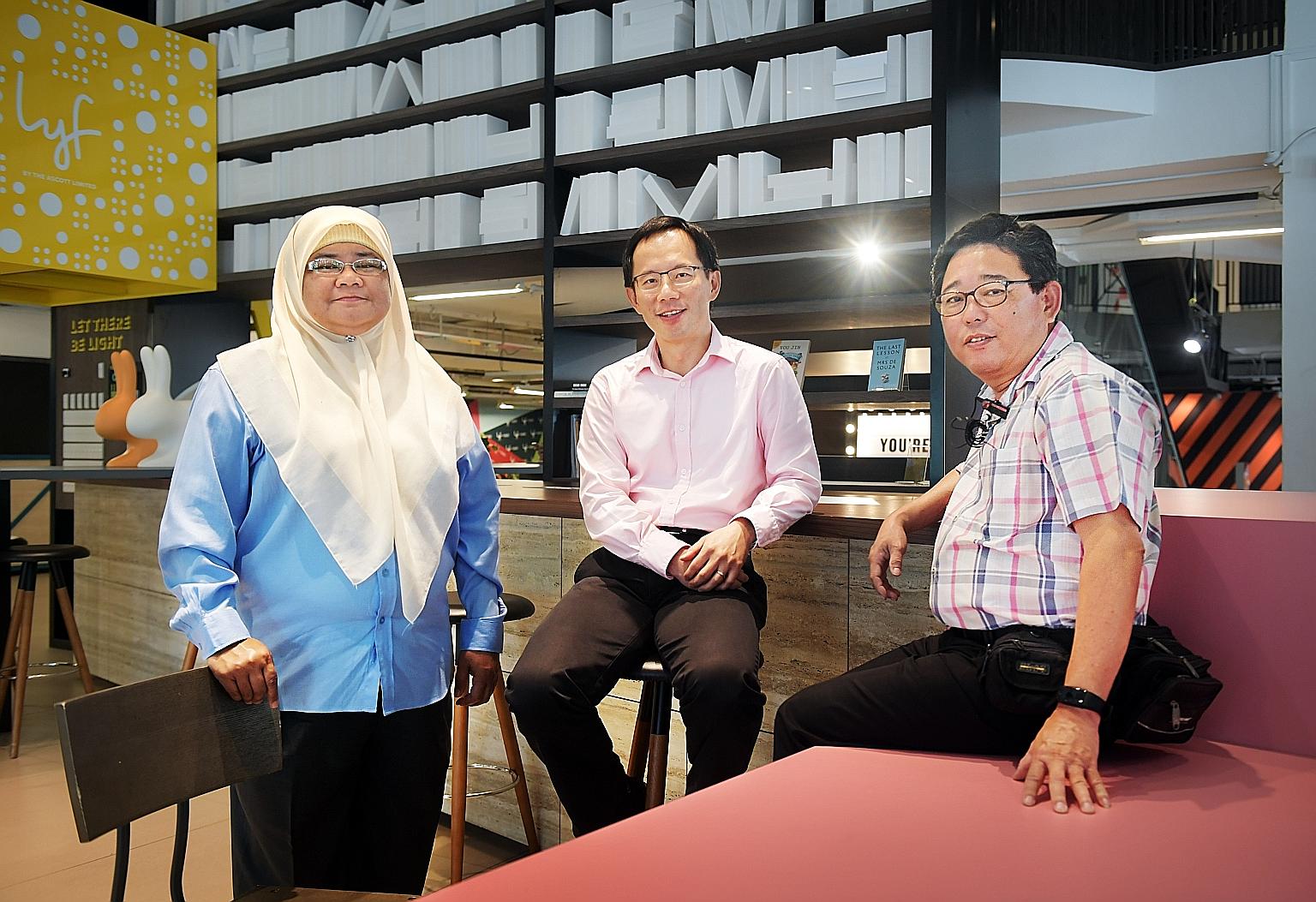 Prof Cheng Shih-Fen (centre) of the Fujitsu-SMU Urban Computing and Engineering Corporate Lab with cabbies Zainon Mohamed and Simon Tay, who have been using the app.