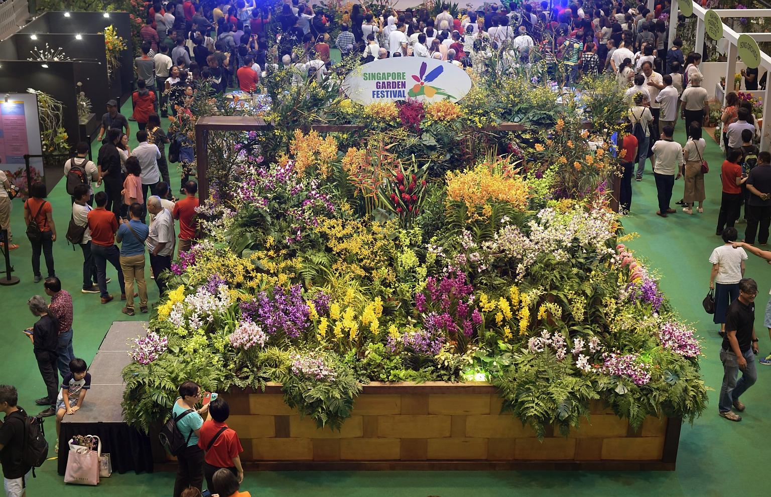 The world's largest flower basket, made up of over 27,000 flowers from 50 varieties of plants, is on display at Takashimaya Square until today.
