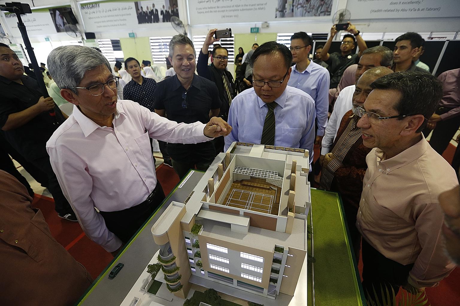 Dr Yaacob Ibrahim with (from left) Madrasah Al-Arabiah Al-Islamiah's principal Herman Cher Ma'in (with tie), Muis chief executive Haji Abdul Razak Maricar, Muhammadiyah Association president Shaik Hussain Shaik Yacob and Muis president Mohammad Alami