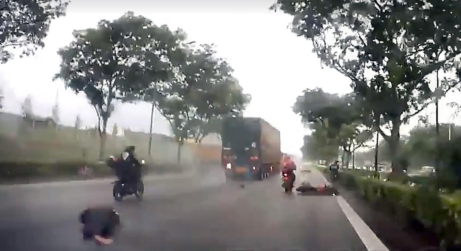 A motorcyclist suffered injuries after colliding with a heavy vehicle trailer along the Seletar Expressway. The police were alerted to the accident, which happened in the direction of the Bukit Timah Expressway and near the Woodlands Avenue 12 exit, 