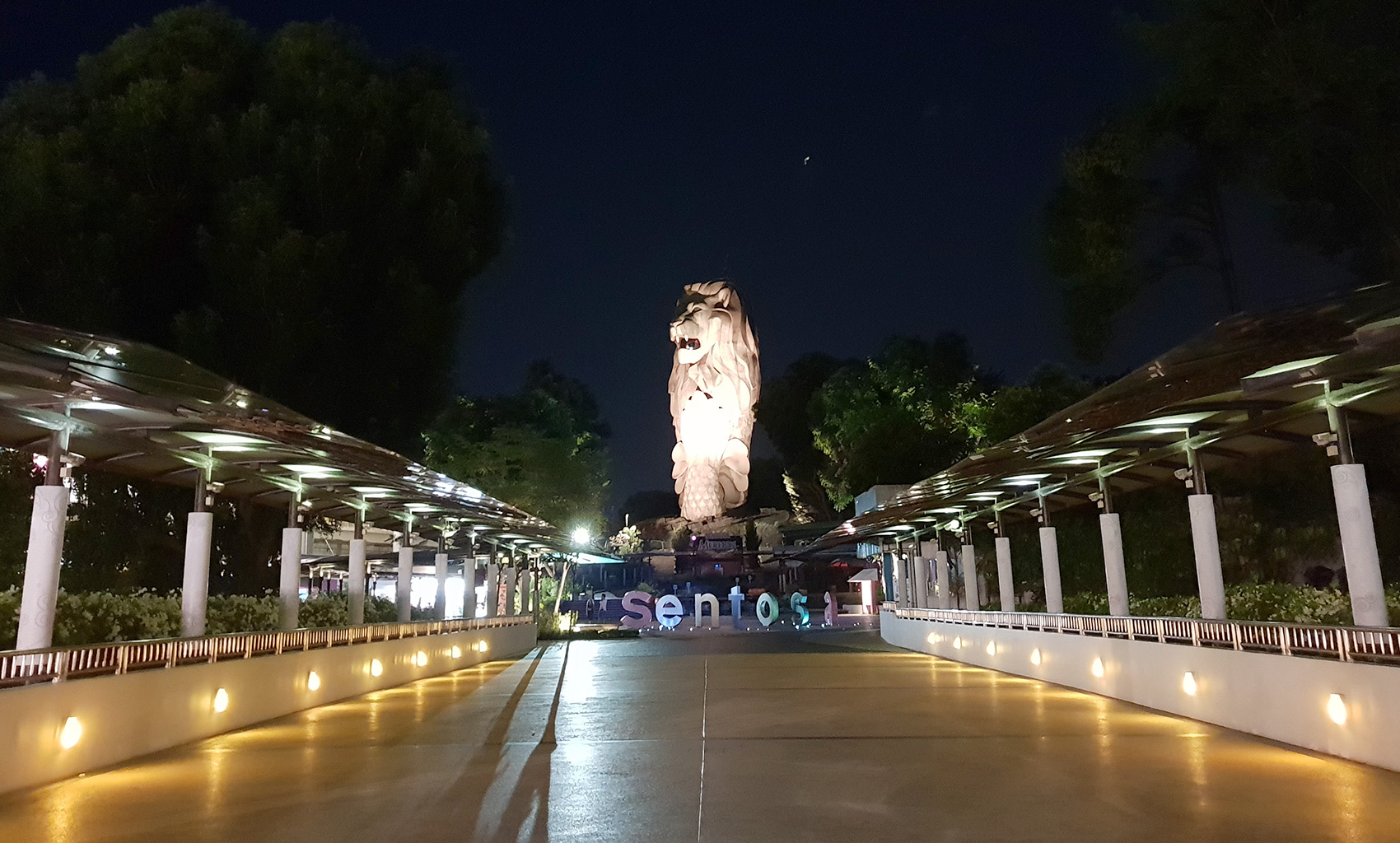 The Merlion at Sentosa. Taken using Samsung Galaxy S9+ in Pro mode with f/1.5 aperture.