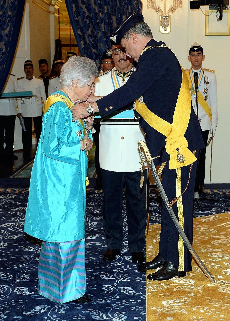 Enche' Besar Hajah Khalsom Abdullah being bestowed an award by Sultan Ibrahim Sultan Iskandar on March 30, 2015.
