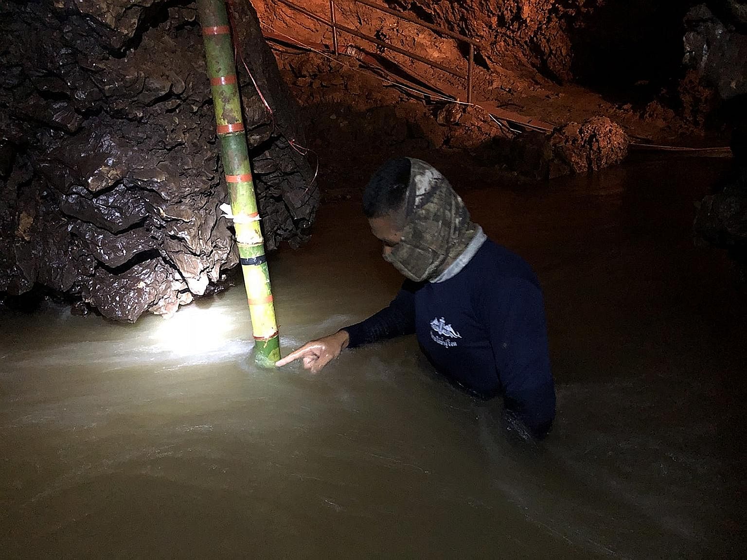 Heavy rain overnight yesterday flooded a chamber of the 10km-long Tham Luang cave in northern Thailand where 12 members of a youth soccer team and their coach were believed to be trapped, as rescue teams scoured the cave for signs of the missing. A h