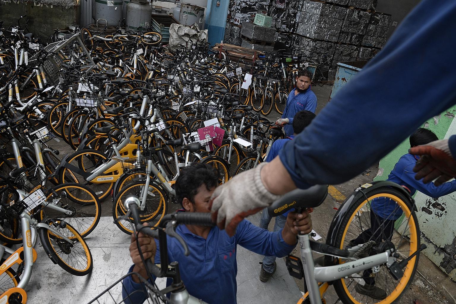 Employees of a recycling company unloading oBike two-wheelers meant for recycling from a lorry yesterday. As of Wednesday, the bike-sharing company had removed about 1,000 bicycles.