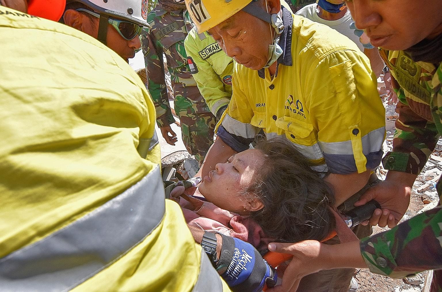 The death toll from a magnitude-7 earthquake that hit Indonesia's tourist island of Lombok on Sunday topped 100 yesterday as rescuers found victims under wrecked buildings, including this woman who survived two days under the rubble. The West Nusa Te