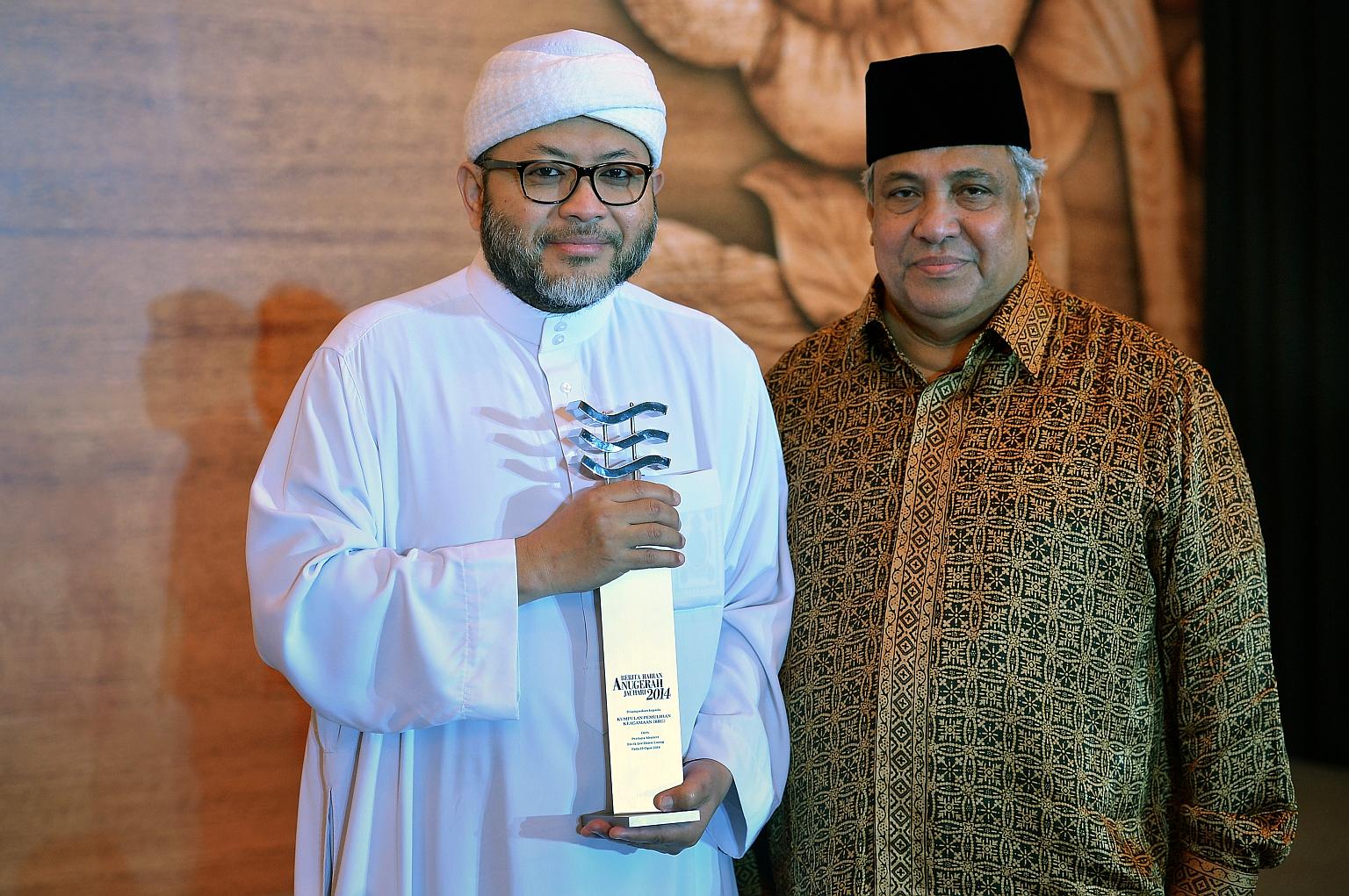 A file photo of Religious Rehabilitation Group co-chairman Ustaz Mohamad Hasbi Hassan (left) and Ustaz Ali Haji Mohamed at a Berita Harian award ceremony. They are among six religious leaders who will be receiving the Meritorious Service Medal this y