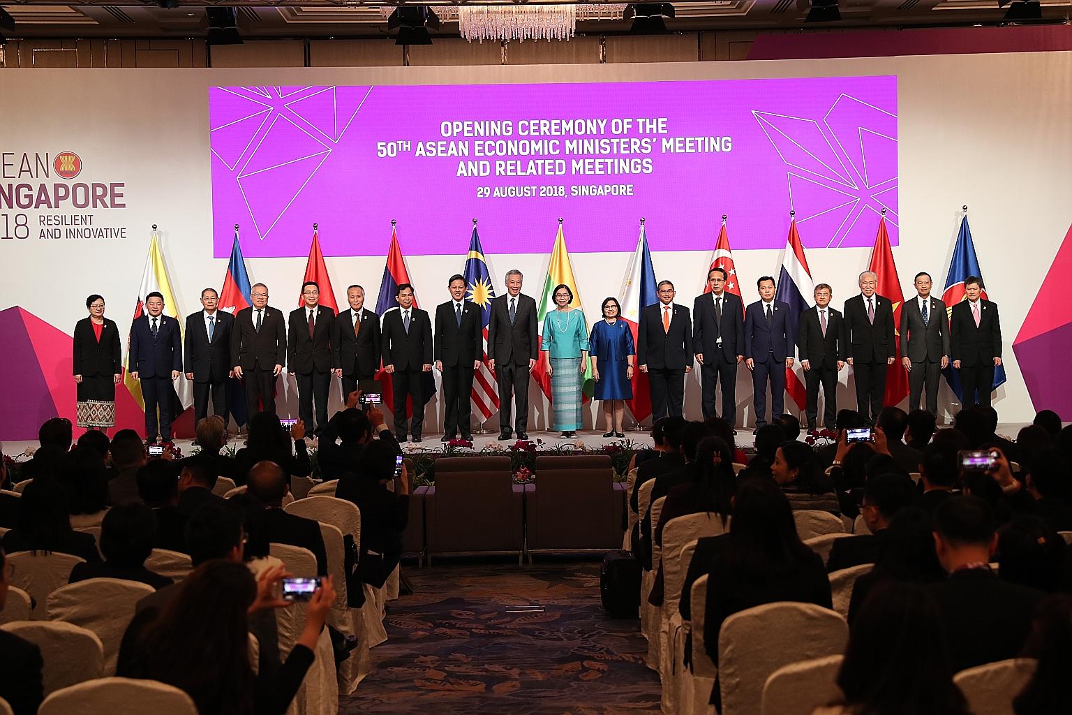 Prime Minister Lee Hsien Loong with (from left) Lao Minister of Industry and Commerce Khemmani Pholsena; Malaysian Minister of International Trade and Industry Darell Leiking; Myanmar's Minister of Planning and Finance Soe Win; Philippine Secretary o