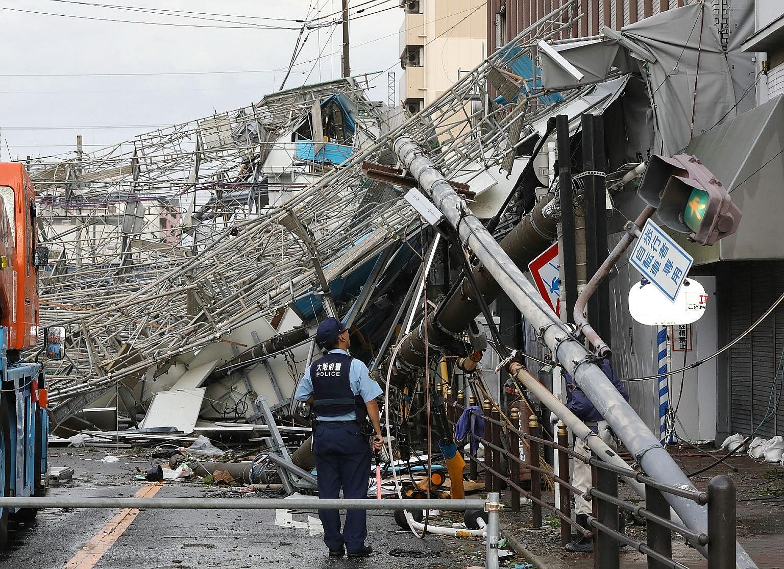 Traffic boards and communication relay poles in Osaka were brought down yesterday by the strong winds caused by Typhoon Jebi. The strongest typhoon to hit Japan in 25 years has killed at least six people and injured more than 160. The storm also caus