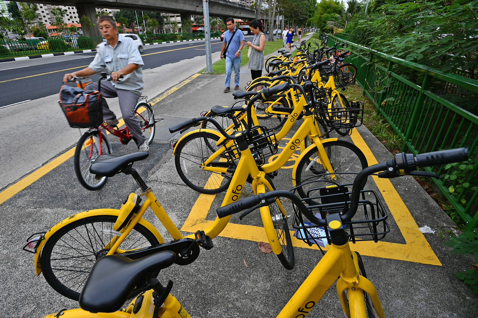 Bike-sharing operator ofo, which is licensed to operate 25,000 bikes, raised its prices on Tuesday. Observers say that while other firms may stick to lower prices for now to attract customers, they could raise prices if they see ofo's business unaffe