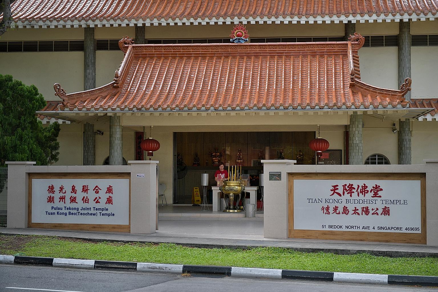 The Tuan Kong Beo (Teochew) Temple (at left) wants a court order to force the Tian Kong Buddhist Temple to comply with a 2011 agreement by not obstructing its use of the premises.