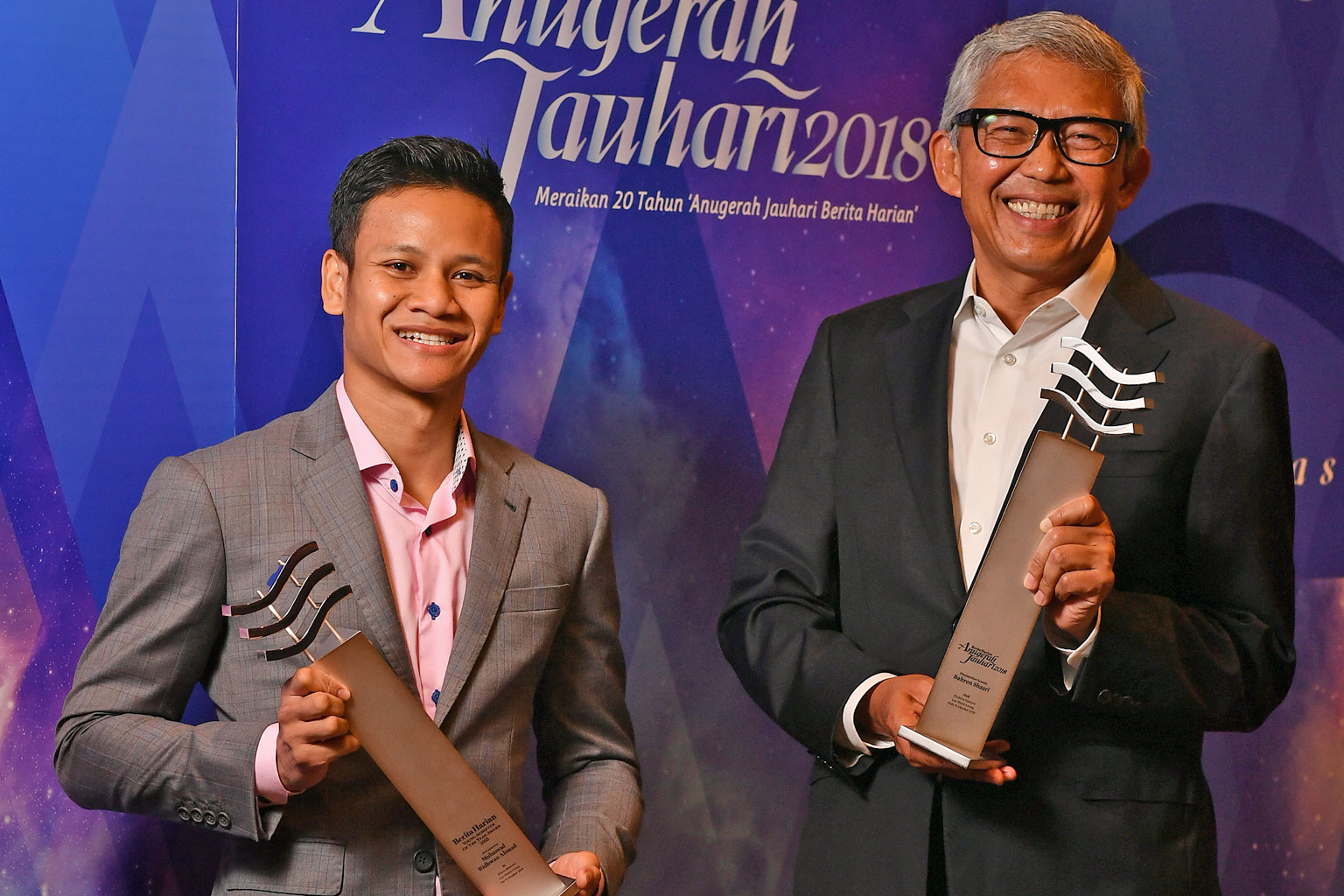 Professional boxer Muhamad Ridhwan (far left), who was named Berita Harian Young Achiever of the Year, with Bank of Singapore CEO Bahren Shaari, who received the Berita Harian Achiever of the Year award.