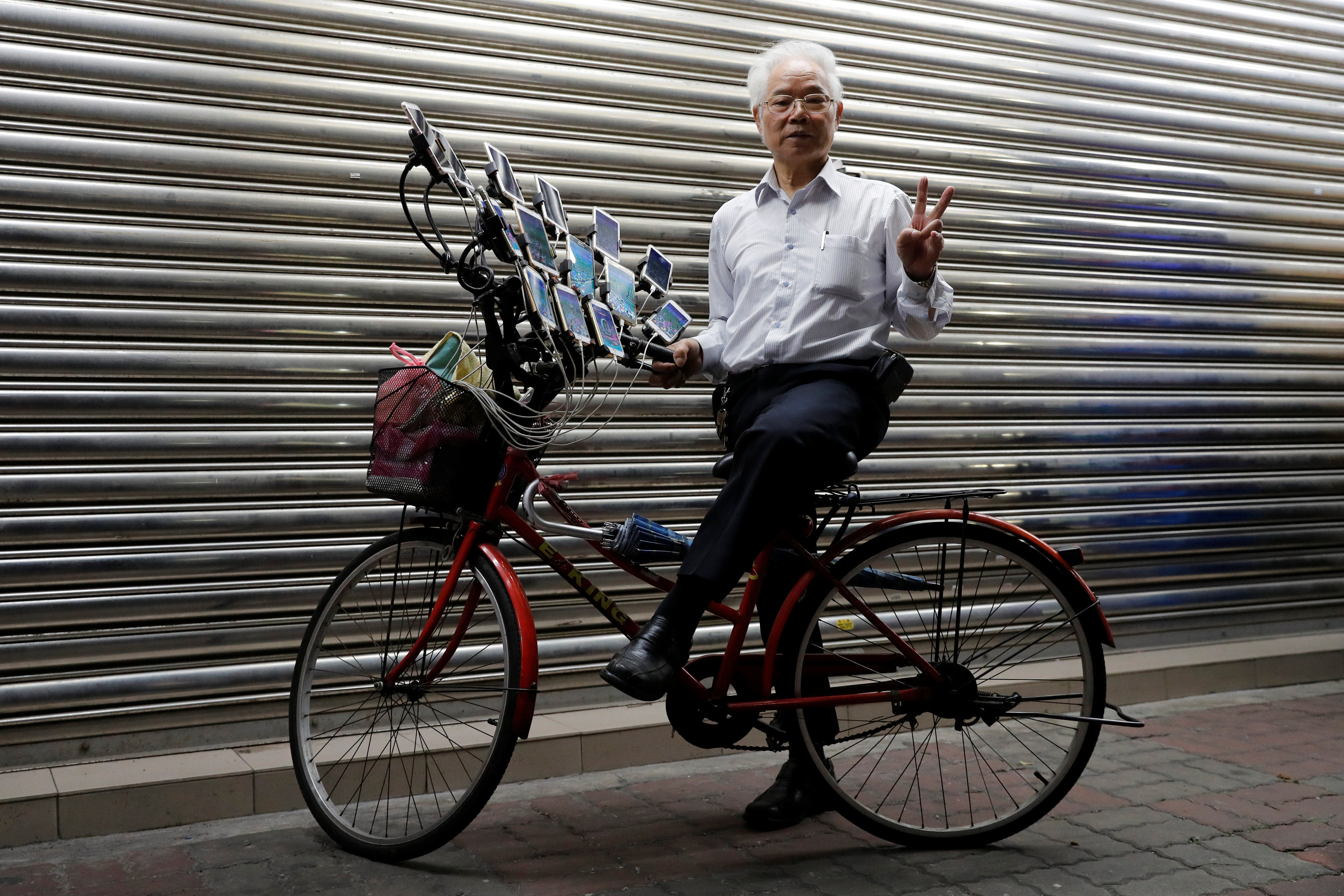 Настолько понравился. Дедуля на велосипеде. Дед на велосипеде покемон го. Дедушка на велосипеде покемон го. Китаец на велосипеде с кучей смартфонов.