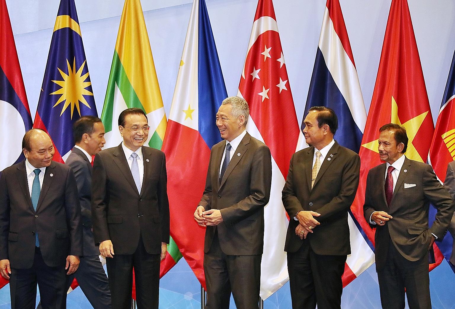 Prime Minister Lee Hsien Loong with (from left) Vietnamese Prime Minister Nguyen Xuan Phuc, Indonesian President Joko Widodo, Chinese Premier Li Keqiang, Thai Prime Minister Prayut Chan-o-cha and Brunei Sultan Hassanal Bolkiah at the Asean-China Summ