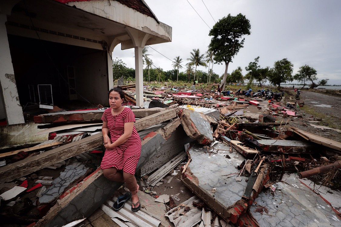 Indonesian tsunami Fresh eruption causes panic as search and