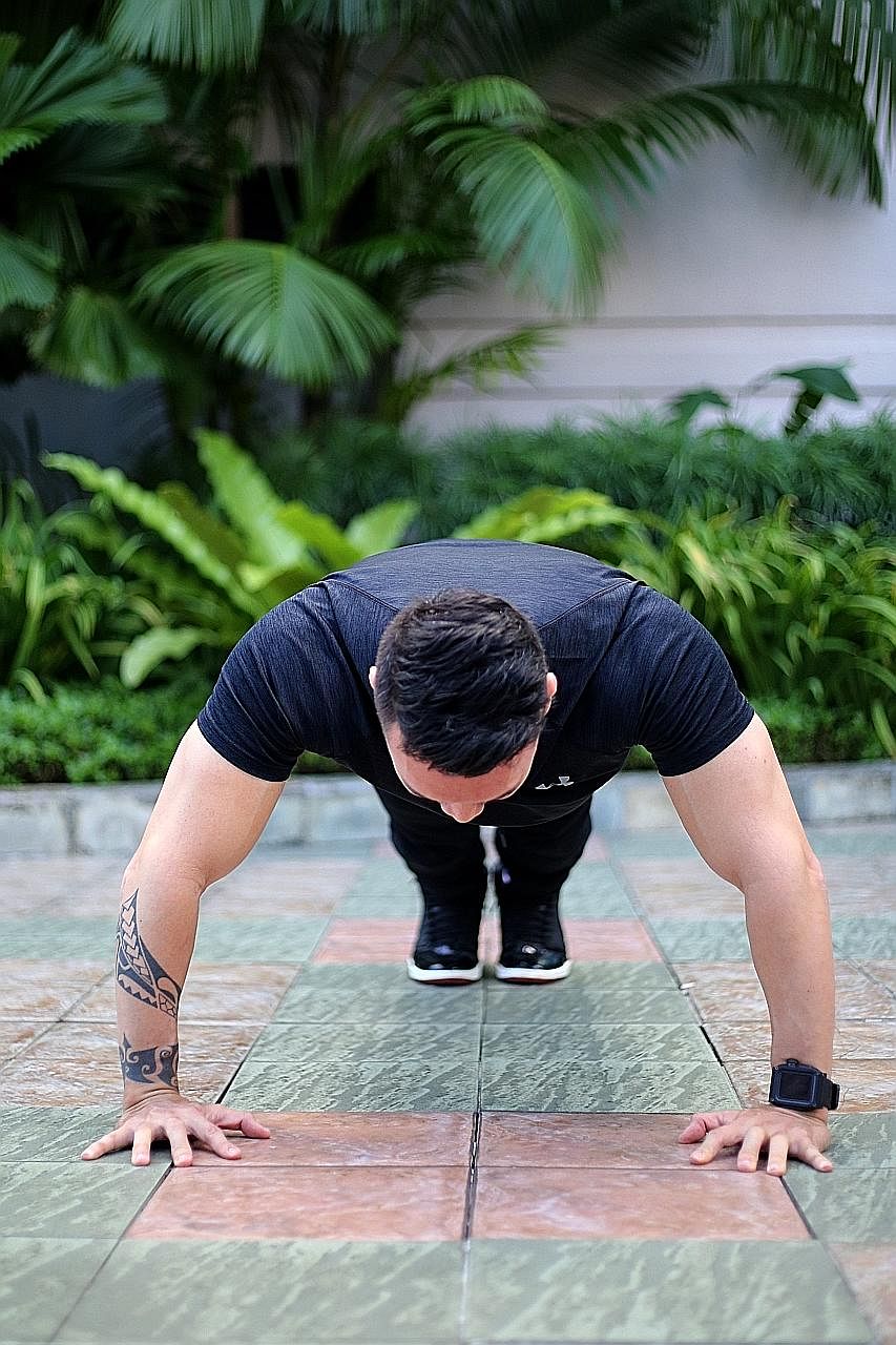 A new study finds that men who can breeze through 40 push-ups in a single exercise session are substantially less likely to experience a heart attack or other cardiovascular problem in subsequent years than men who can complete 10 or fewer.