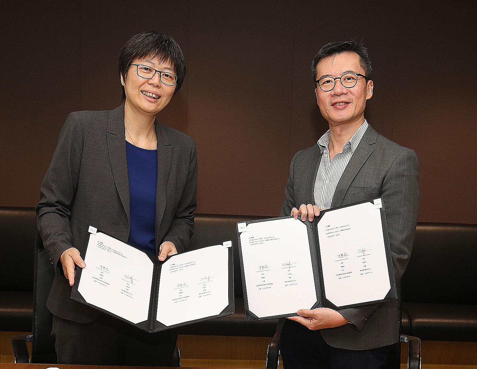 Ms Lee Huay Leng, head of SPH's Chinese Media Group (far left), and Mr Low Sze Wee, CEO of the Singapore Chinese Cultural Centre, at the signing of the memorandum of understanding on Wednesday. The partnership aims to introduce a wider variety of pro