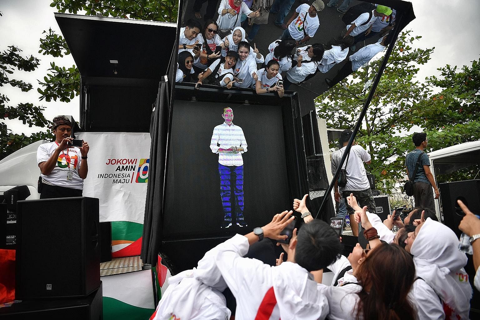 A holographic image of President Joko Widodo at a carnival in Banten province on Sunday. An analysis by consulting group Control Risks indicates that unless something unforeseen undermines his appeal with mainstream Muslim voters, he should be re-ele