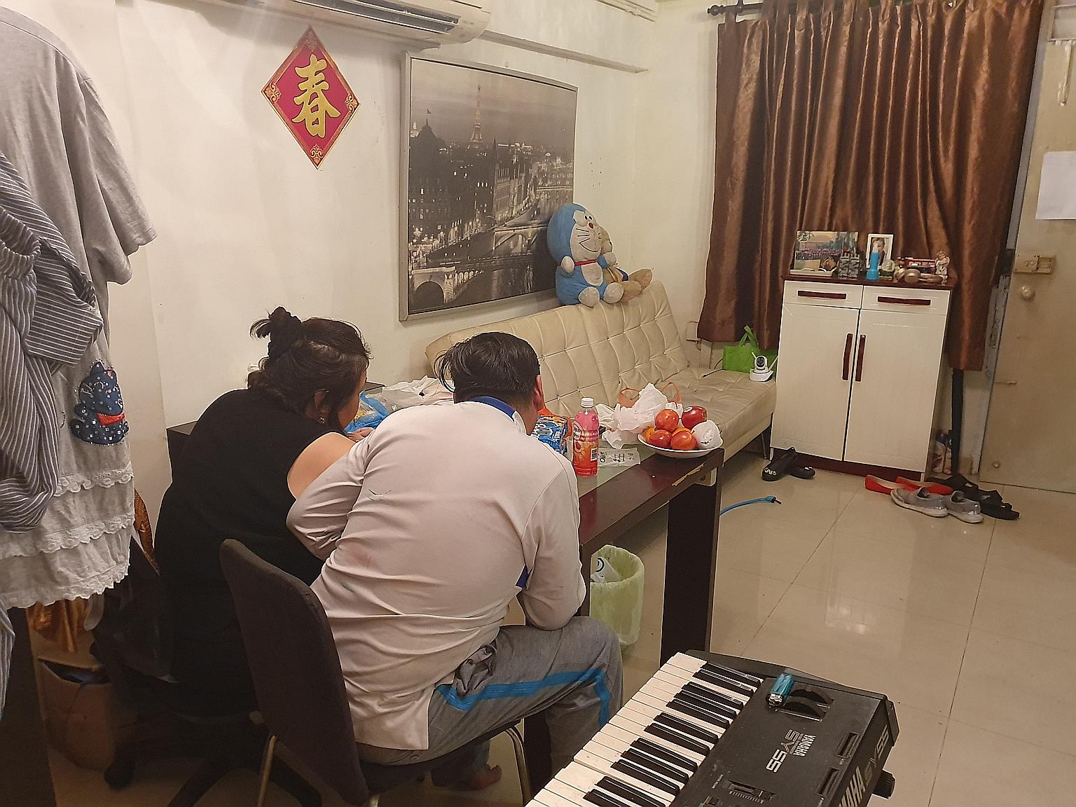 Susie and David met and fell in love when they were both patients at the Institute of Mental Health. Susie ignored the objections of her family and friends, who advised her against marrying another person with mental health issues, and agreed to tie 