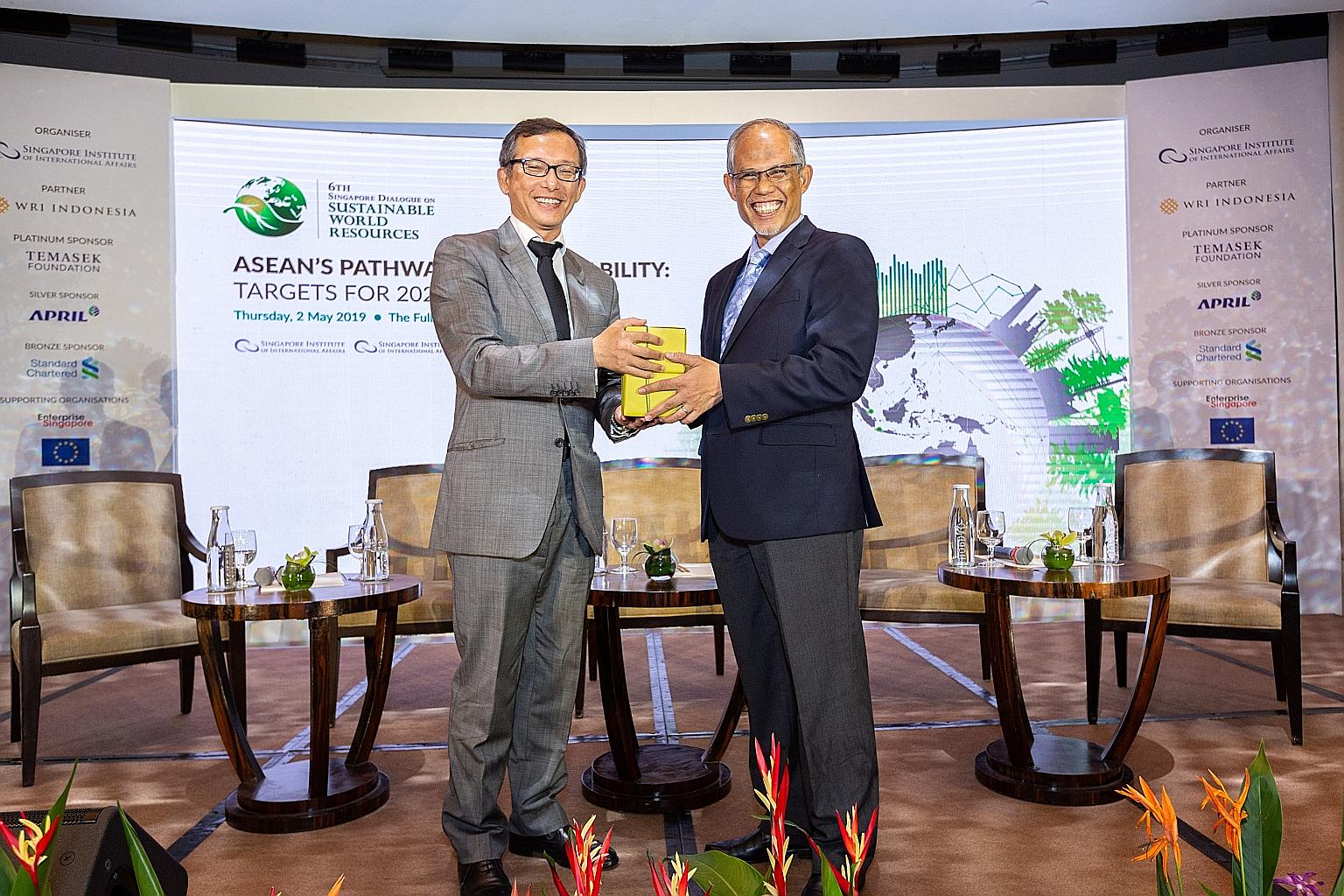 Associate Professor Simon Tay, chairman of the Singapore Institute of International Affairs, presenting a token of appreciation to Minister for the Environment and Water Resources Masagos Zulkifli.