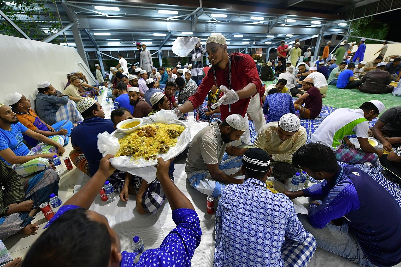 To welcome the month of Ramadan, dormitory operator MES Group hosted a pre-dawn meal for some 1,000 Muslim foreign workers staying at The Leo, a dormitory in Kaki Bukit. The hour-long event, which was attended by Senior Minister of State (Defence) an