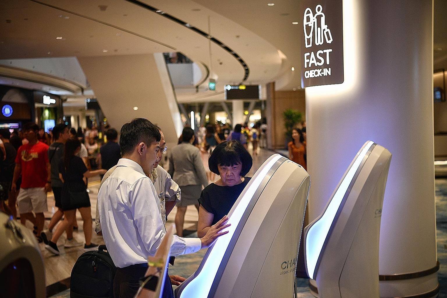 A growing number of travellers at Changi Airport are opting for early check-in to enjoy the offerings at Jewel before they fly off. ST PHOTO: ARIFFIN JAMAR