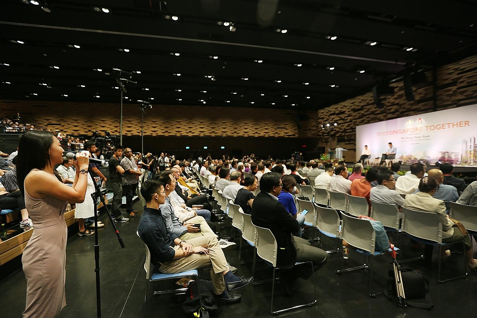 A member of the audience asking a question at yesterday's Reach-CNA dialogue session, where DPM Heng Swee Keat said diversity of views is good for Singapore. PHOTO: LIANHE ZAOBAO