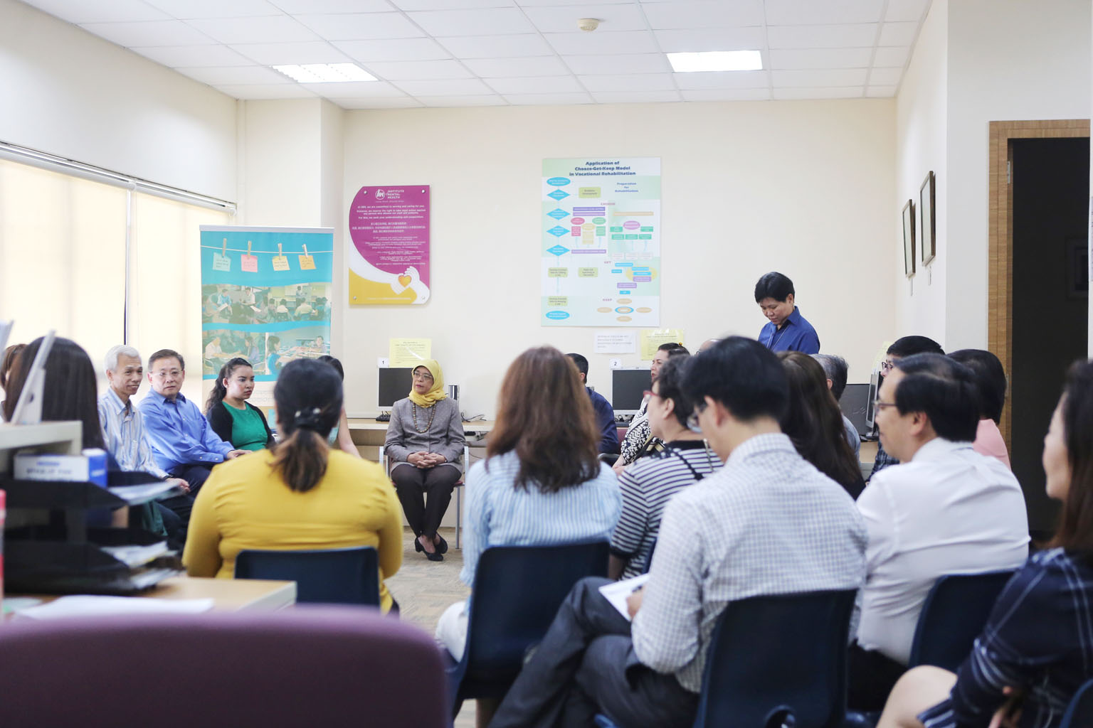President Halimah Yacob visiting the Institute of Mental Health's Job Club, which helps those with mental health issues return to the workforce, yesterday. PHOTO: LIANHE ZAOBAO