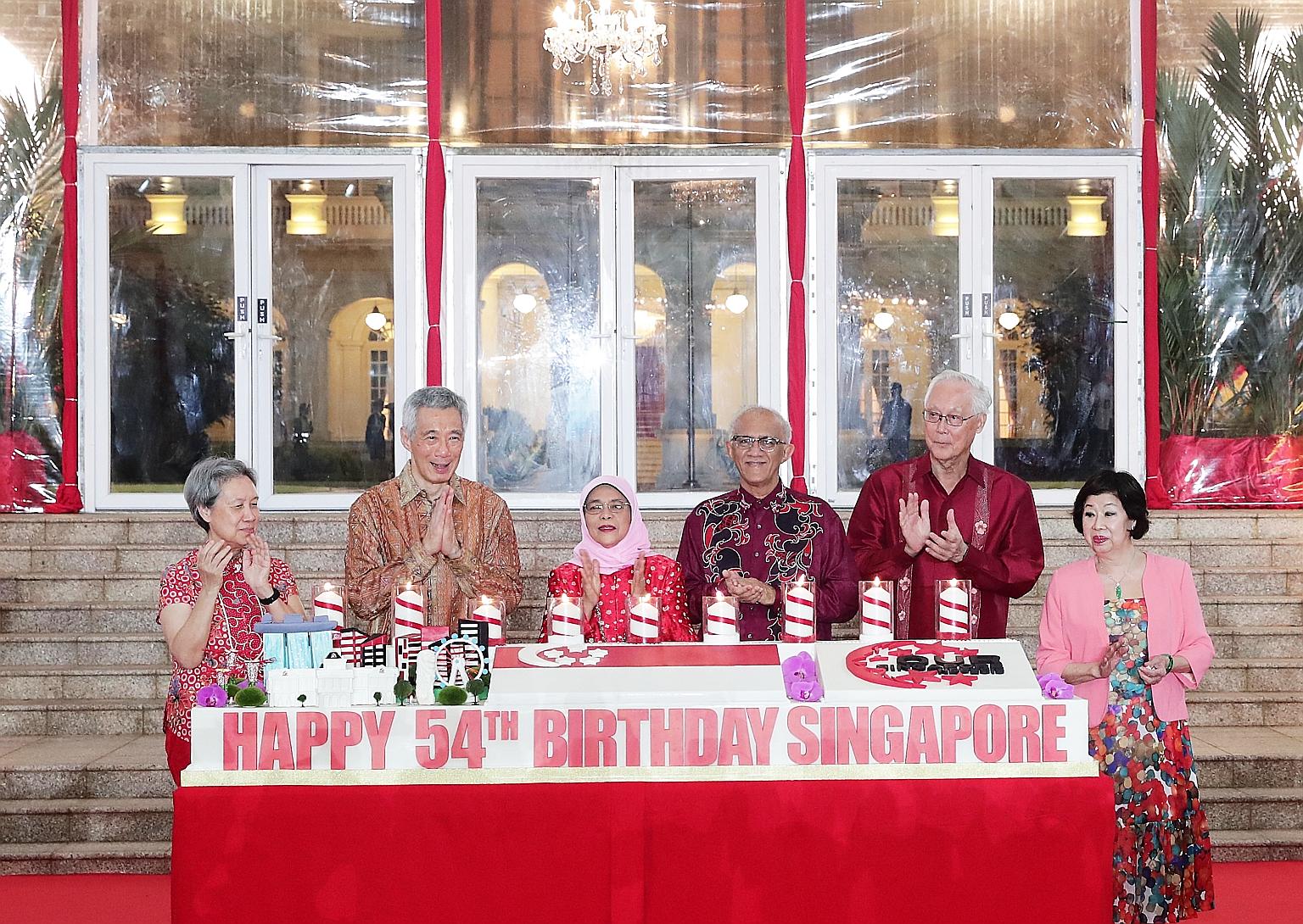 Prime Minister Lee Hsien Loong and Mrs Lee with President Halimah Yacob and her husband, Mr Mohamed Abdullah Alhabshee, as well as Emeritus Senior Minister Goh Chok Tong and Mrs Goh, at the cake-cutting ceremony during the annual National Day Recepti