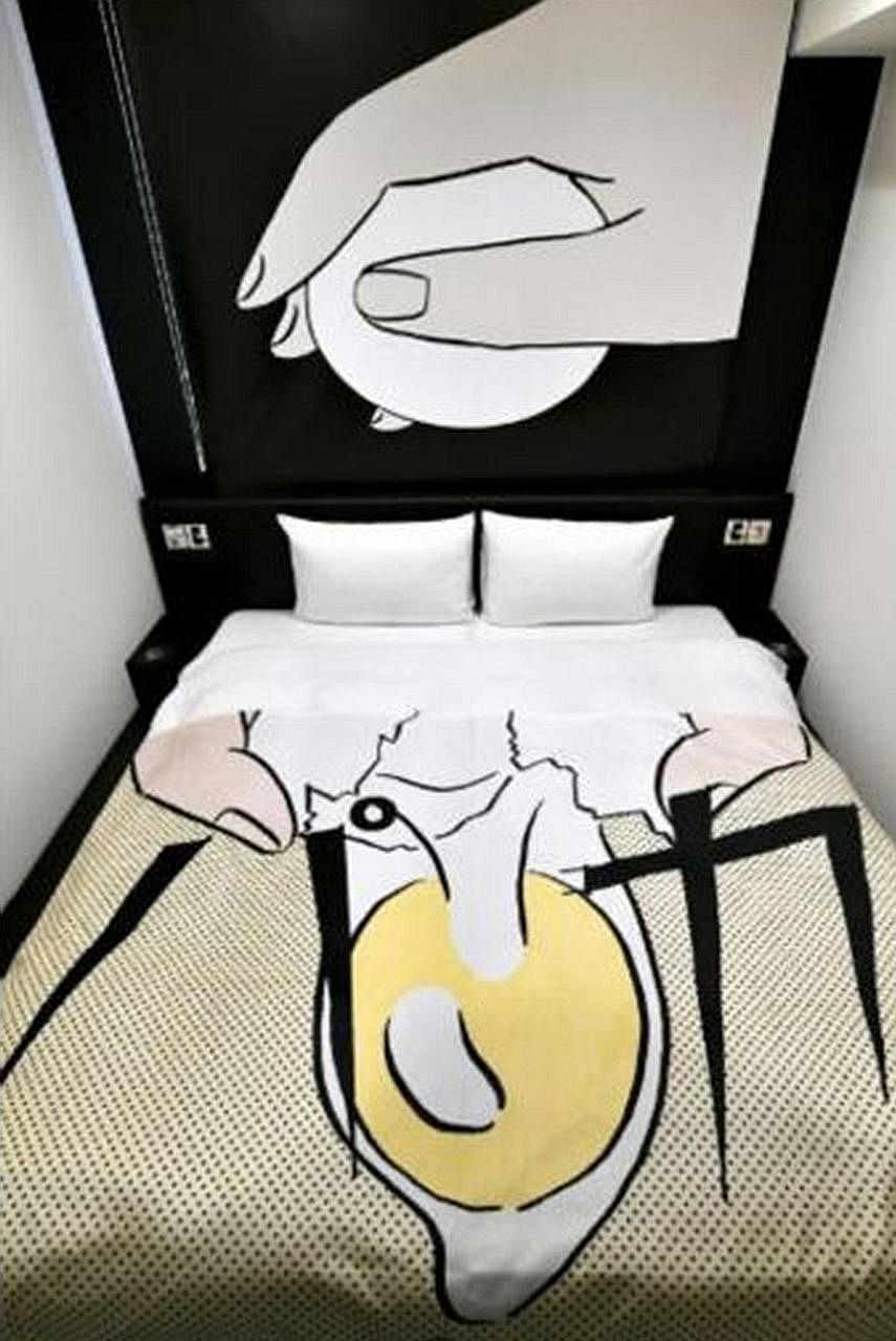 A bedcover with an illustration of an egg being cracked for frying and the sound effect "paka" written in Japanese at Hotel Tavinos Hamamatsucho. PHOTO: THE YOMIURI SHIMBUN/ASIA NEWS NETWORK
