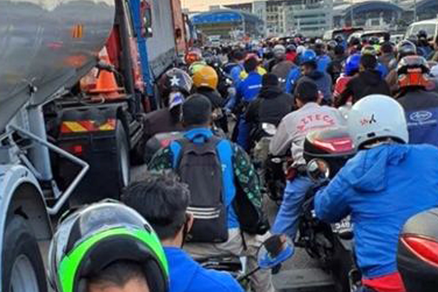 Frustrated motorists turned to social media platforms to post pictures of the traffic jam at Tuas Checkpoint, with some netizens complaining that they needed a toilet break.