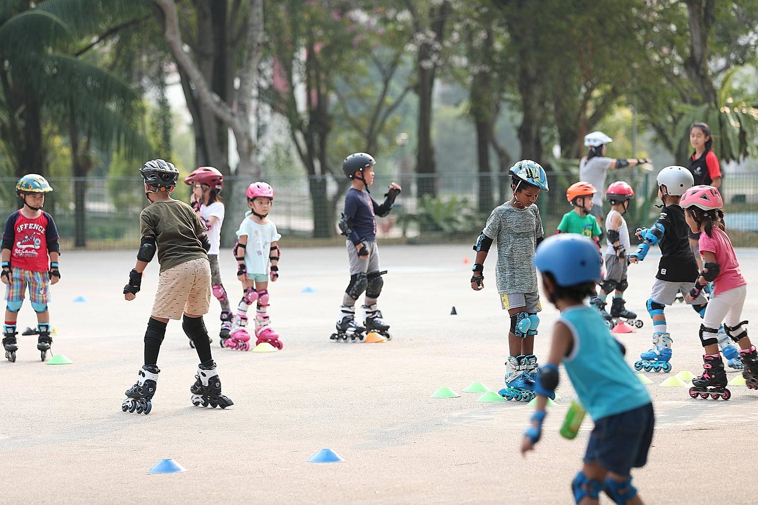 Children playing at Bishan-Ang Mo Kio Park at 5.30pm yesterday. The PSI eased to 104-114 at 3pm, from up to 124 in the morning. By midnight, it had further dropped to 82-96, within the moderate range.