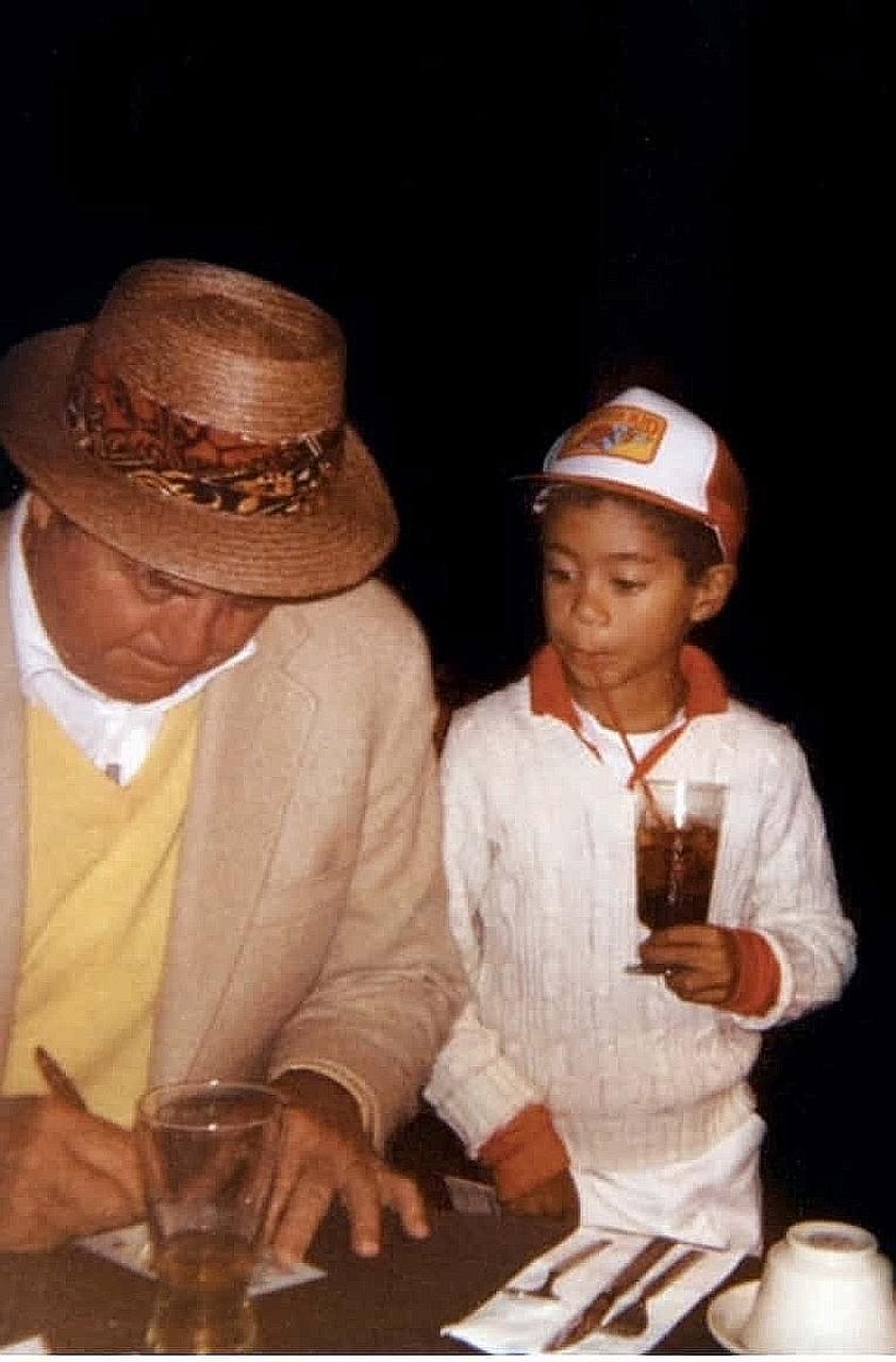 A photo of a young Tiger Woods getting an autograph from golf legend Sam Snead at a country club has gone viral. Bill Fields, a veteran golf writer, reported in a Golf Digest story that the two had met in 1982, which puts Woods at the age of six when