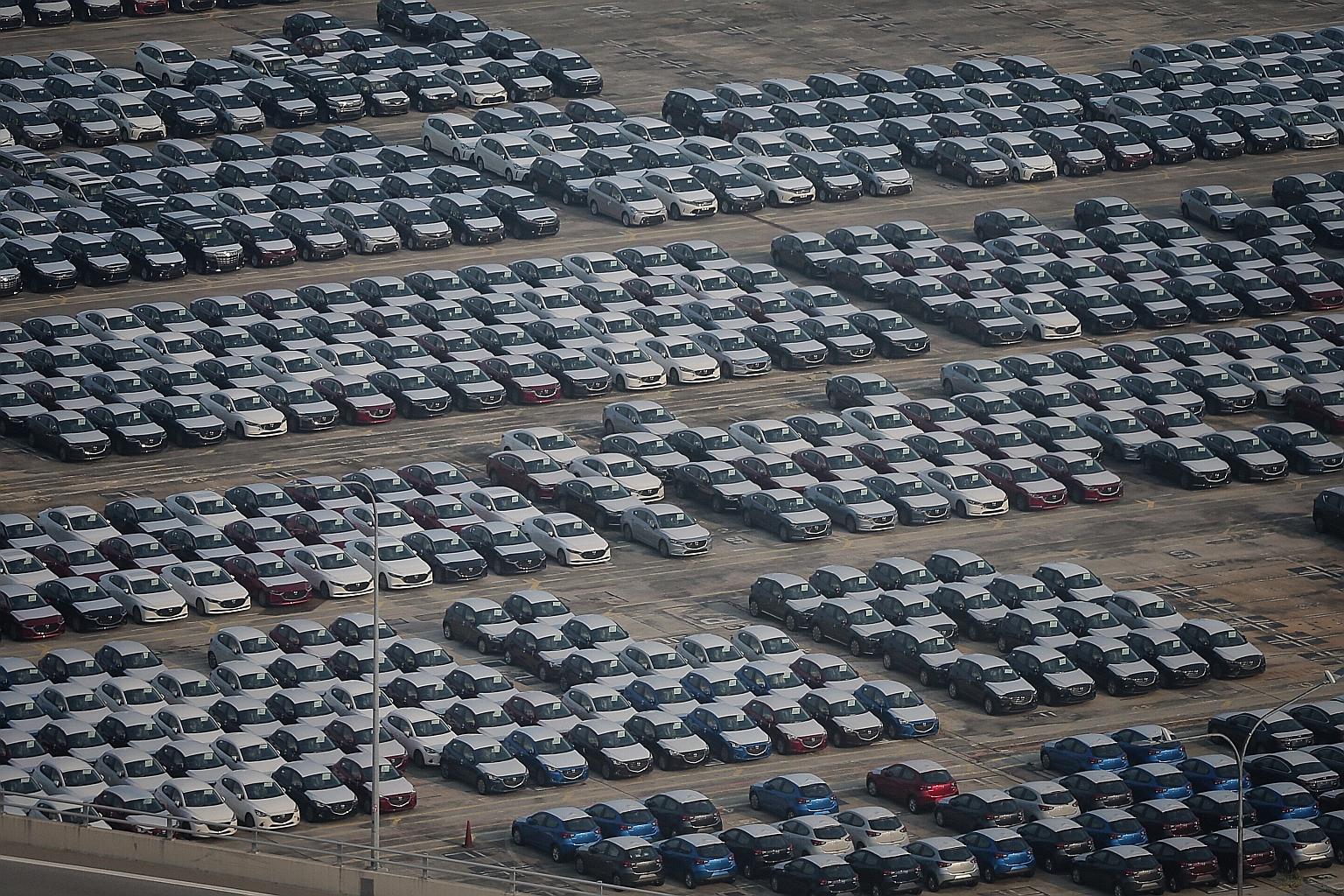 Fuelled mainly by a spike in private-hire cars, Singapore's vehicle population grew by 1.4 per cent to 970,344 in the first nine months of this year - its first increase since 2013. ST PHOTO: JASON QUAH