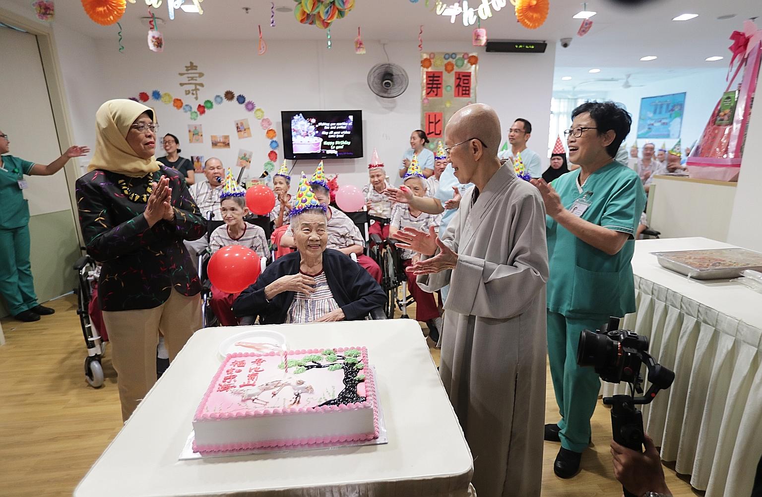 Residents of the dementia ward of Grace Lodge, a nursing home for seniors, had a special guest for their birthday celebrations last Saturday. President Halimah Yacob attended the event, accompanied by Venerable Kuan Yan, president of Singapore Buddhi