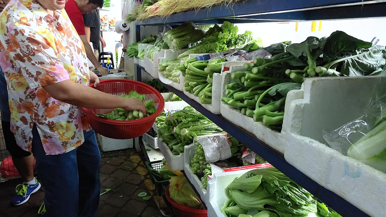 Recent monsoon rain has affected the supply of green leafy vegetables from Malaysia. Wholesalers say the prices of choy sum and bok choy from Johor Baru and Cameron Highlands have shot up by 80 per cent. PHOTO: SHIN MIN DAILY NEWS