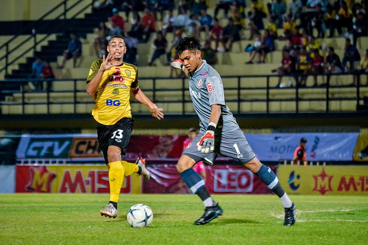 Singapore goalkeeper Izwan Mahbud in action for Thai League 2 side Nongbua Pitchaya. He has signed for League 1 outfit Trat, and will be one of four Singaporeans in the Thai top tier next season. ST PHOTO: FACEBOOK/ NONGBUA PITCHAYA