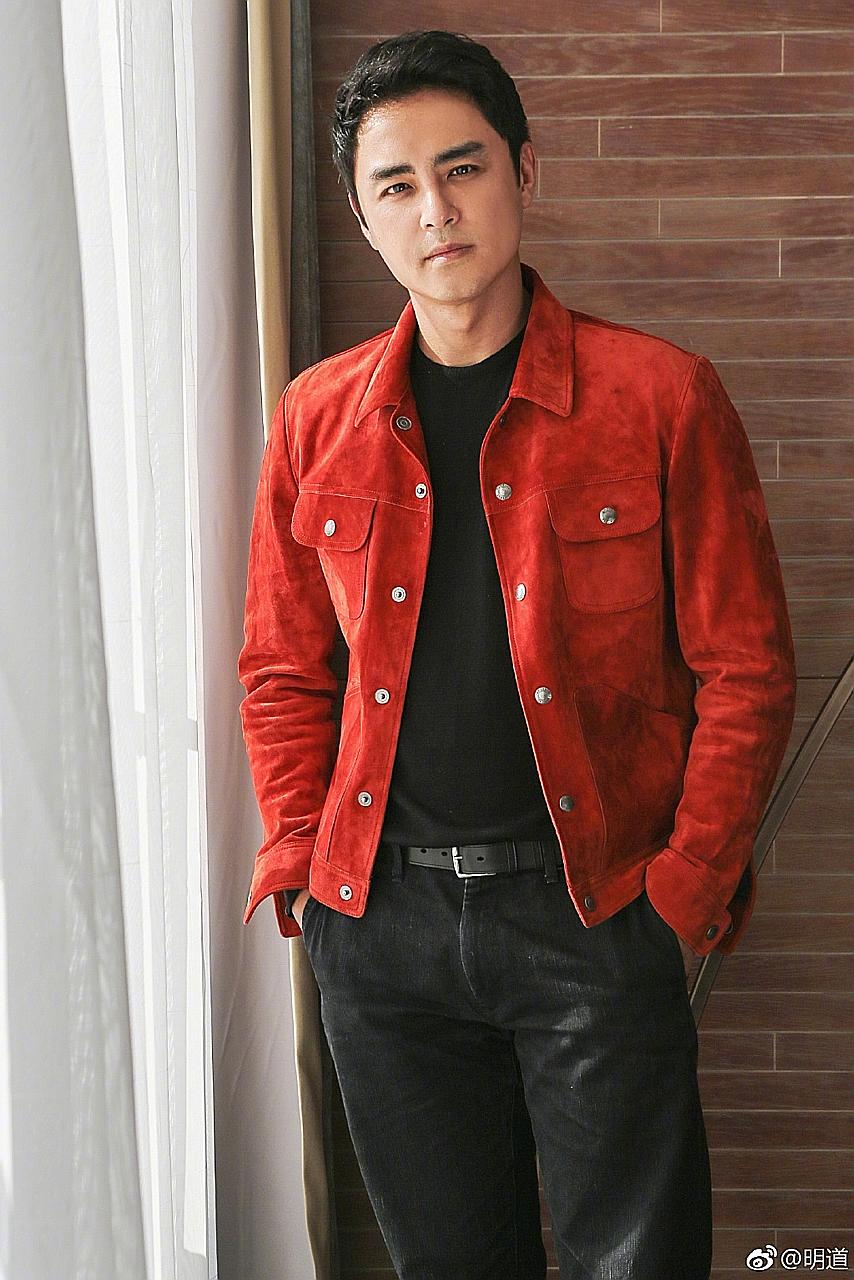 The older brother of actor Ming Dao (left) was found hanging from a tree in a forested area beside a temple in Taipei, with his wife and son also dead near him.