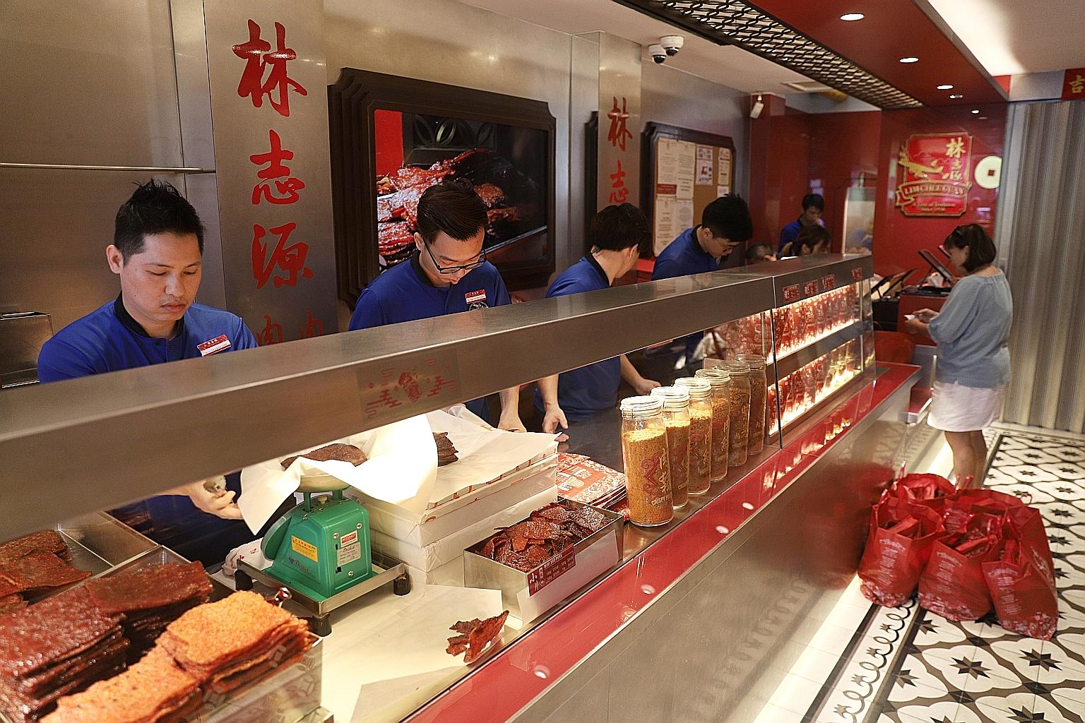 Lim Chee Guan says it has increased its sliced bak kwa prices from $52 a kg during the non-festive period to $62 now because pork prices have been rising. People queueing up at Lim Chee Guan in Chinatown last Saturday to buy bak kwa. Despite a price 