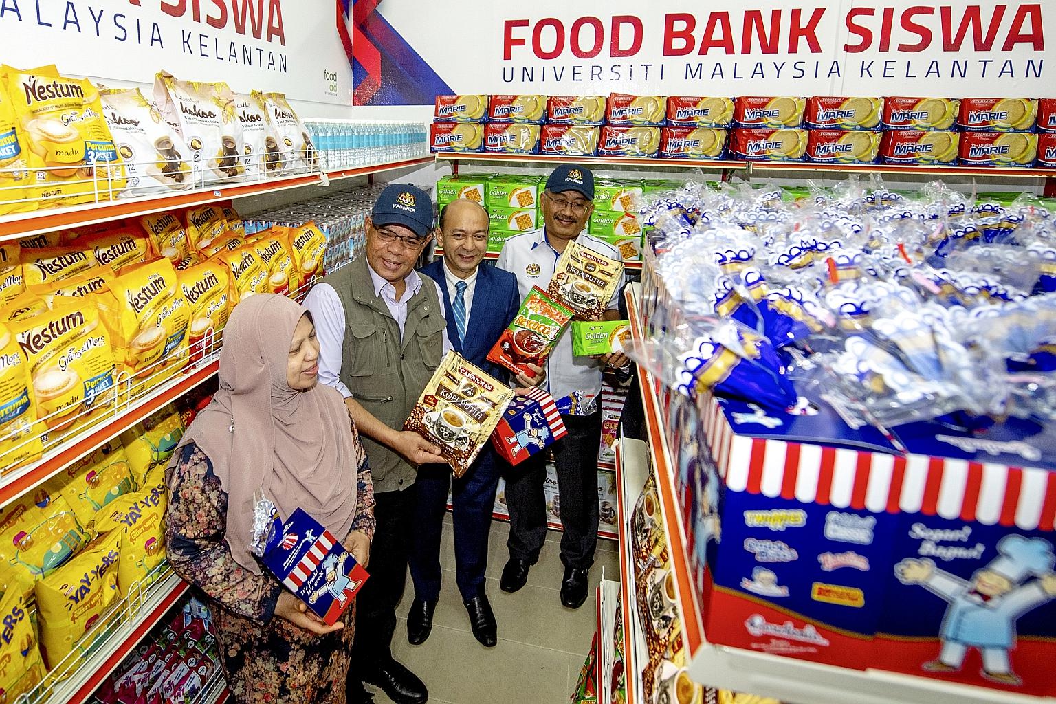 Domestic Trade and Consumer Affairs Minister Saifuddin Nasution Ismail (second from left) and his wife, Datin Seri Norhayati Musa, visiting the Universiti Malaysia Kelantan food bank last November. With them was deputy vice chancellor for student aff