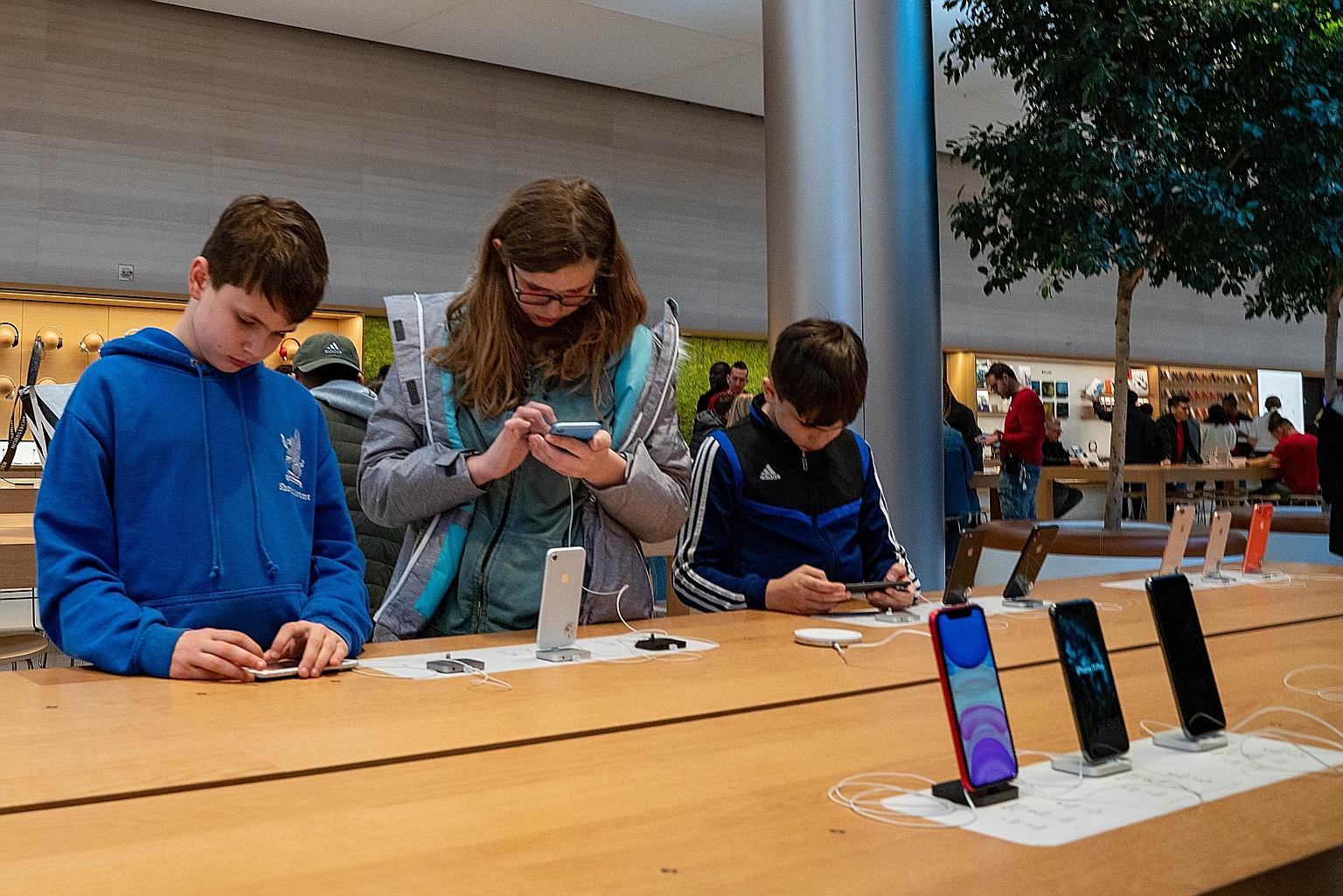 Customers at an Apple store in New York City during the Christmas season last year. Apple on Tuesday reported that sales and profits for the holiday shopping quarter were above expectations, outweighing concerns about the coronavirus in China.