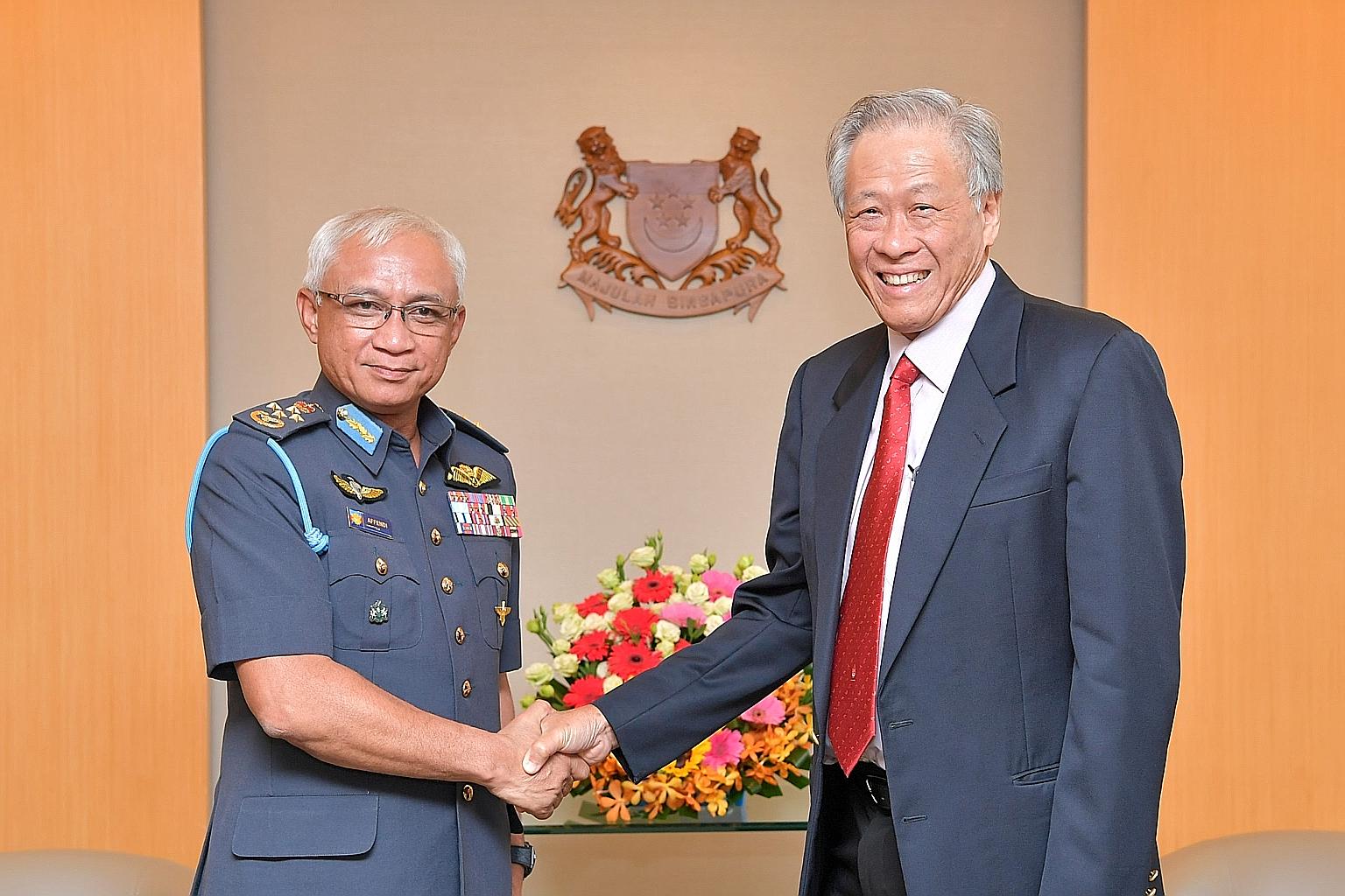 Singapore's Defence Minister Ng Eng Hen and Malaysia's General Affendi Buang yesterday reaffirmed the two countries' longstanding bilateral defence ties. PHOTO: MINDEF
