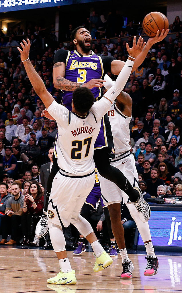 Los Angeles Lakers forward Anthony Davis on his way to scoring a game-high 33 points in the 120-116 overtime defeat of the Denver Nuggets despite the marking of guard Jamal Murray at the Pepsi Centre on Wednesday. PHOTO: REUTERS