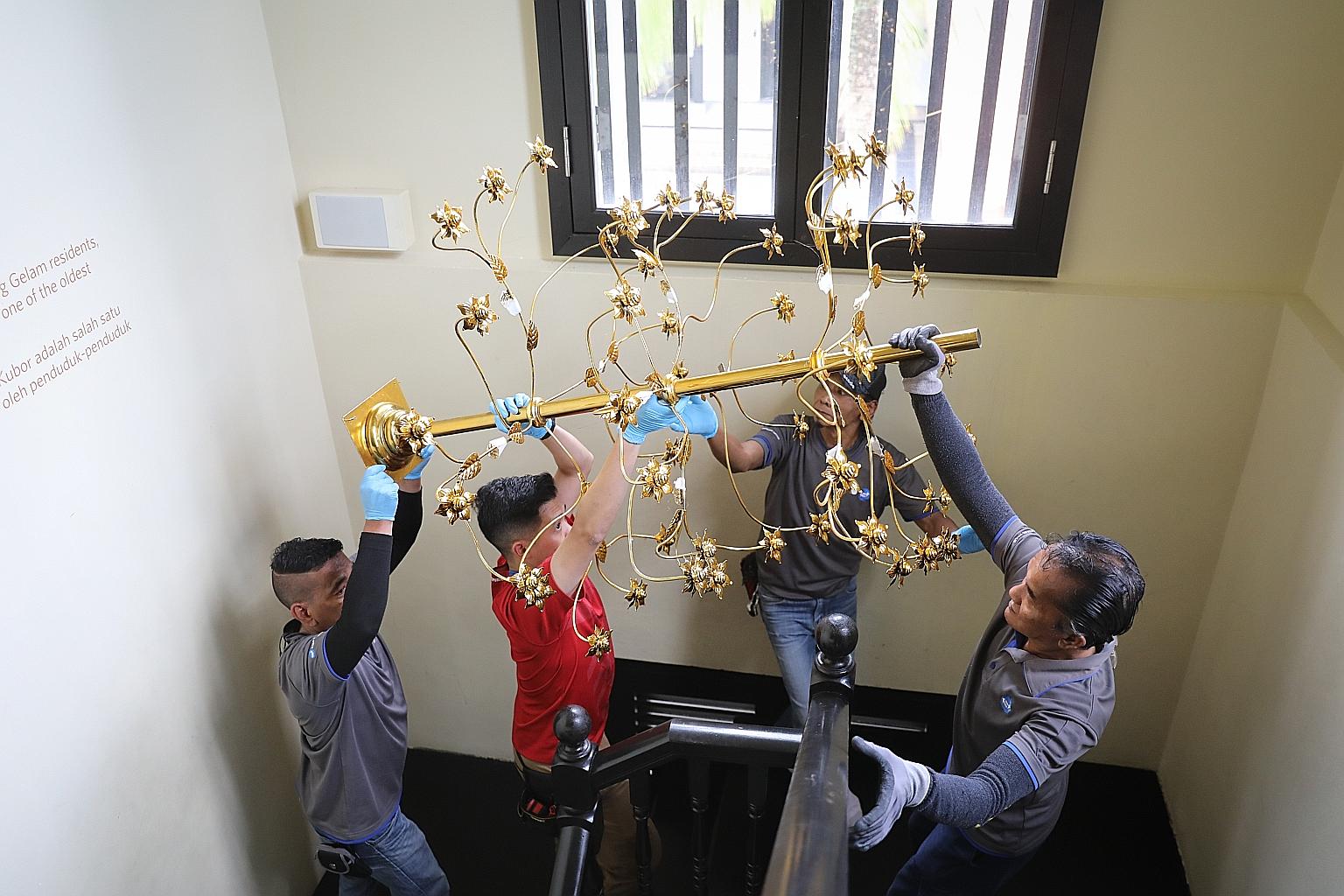 Traditionally handcrafted in the form of a flowering tree, this replica is modelled on an actual bunga emas given by Kedah royalty to the Thai emperor in the 19th century. The original is in Bangkok and is not available for public viewing. The bunga 