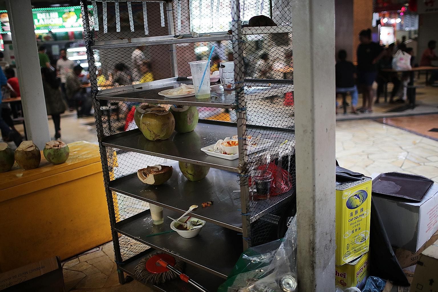 Diners queueing up to wash hands at Tiong Bahru Market before eating or after returning used crockery. ST PHOTO: CHONG JUN LIANG People are still leaving their used crockery, leftovers and used tissue paper behind for workers to clean up after them, 