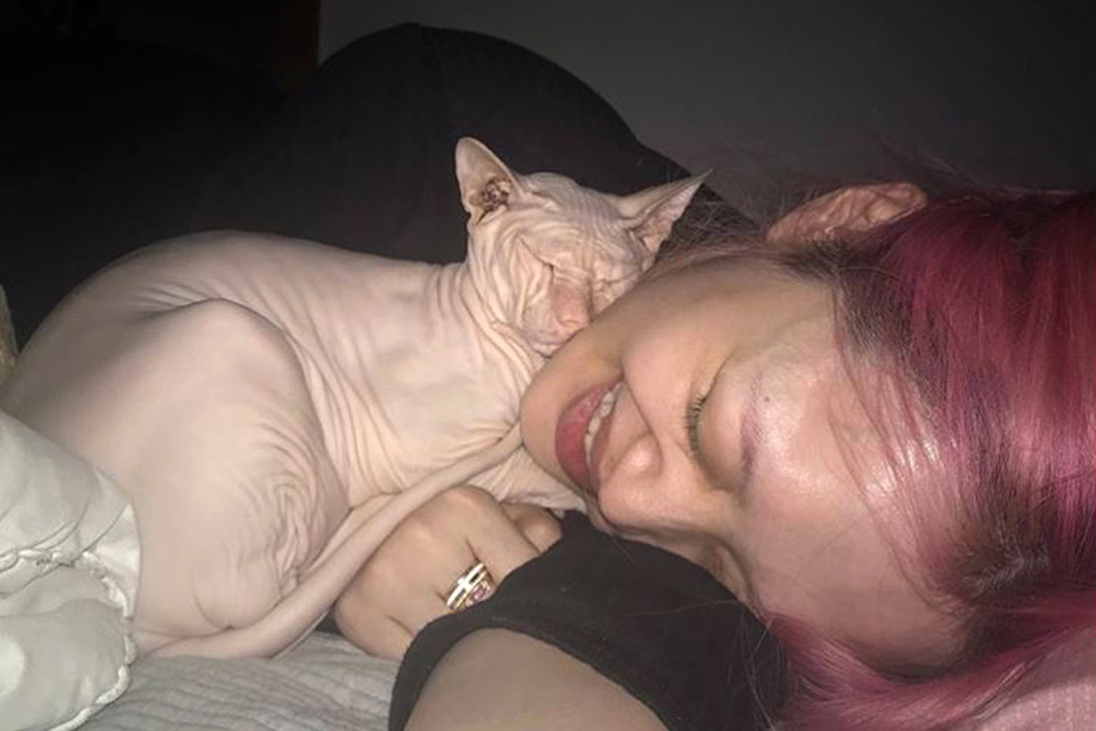 The late K-pop idol Sulli with her pet cat Goblin. 