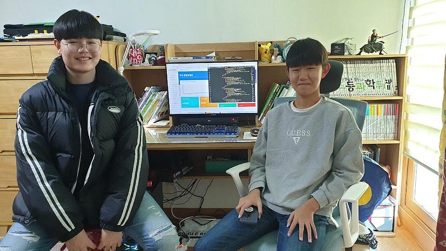 Student Choi Hyoung-bin (left), 15, created the Coronanow website to offer useful information on the outbreak based on official data. His friend, Lee Chan-hyeong, 14, helps update the information daily.