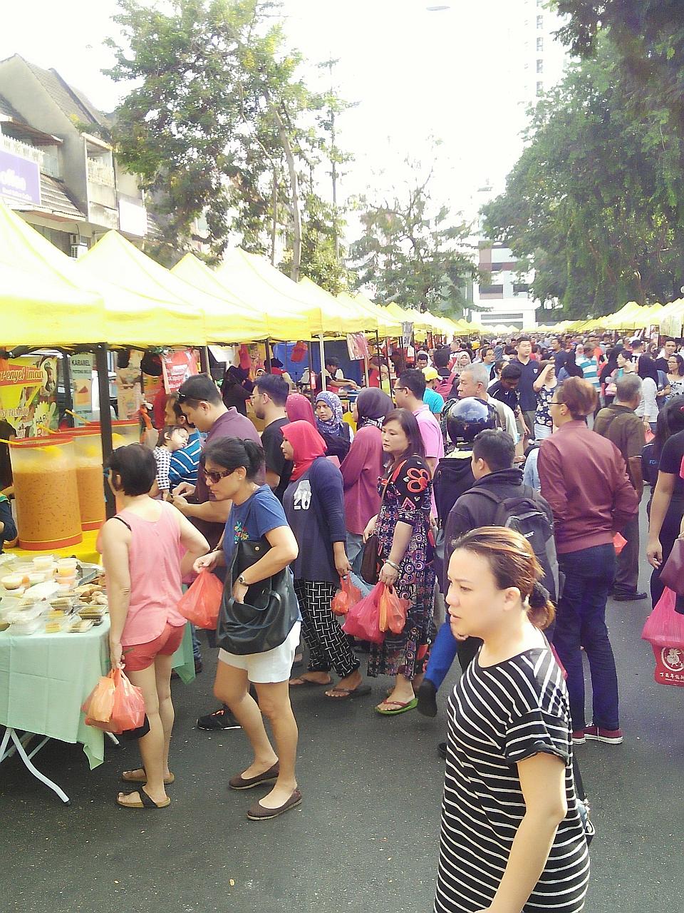 Medical experts oppose the idea of holding Ramadan bazaars in Malaysia this year, while officials seem torn over the issue. BERITA HARIAN FILE PHOTO