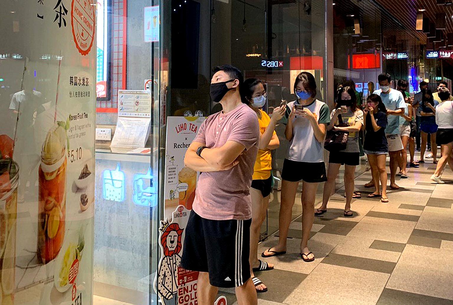 Bubble tea fans lining up outside the LiHo shop @ My Village at 9.15 last night. ST PHOTO: WANG HUI FEN