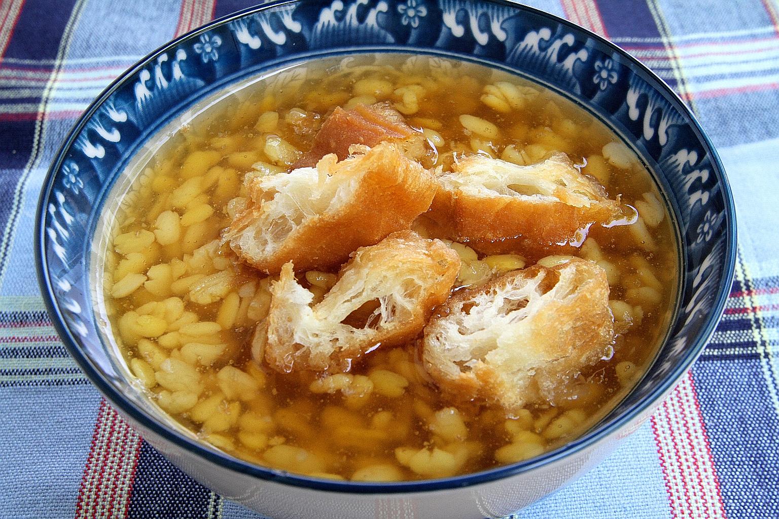 The sticky sweet texture of the tau suan (sweet mung bean soup) goes well with savoury and crispy you tiao.